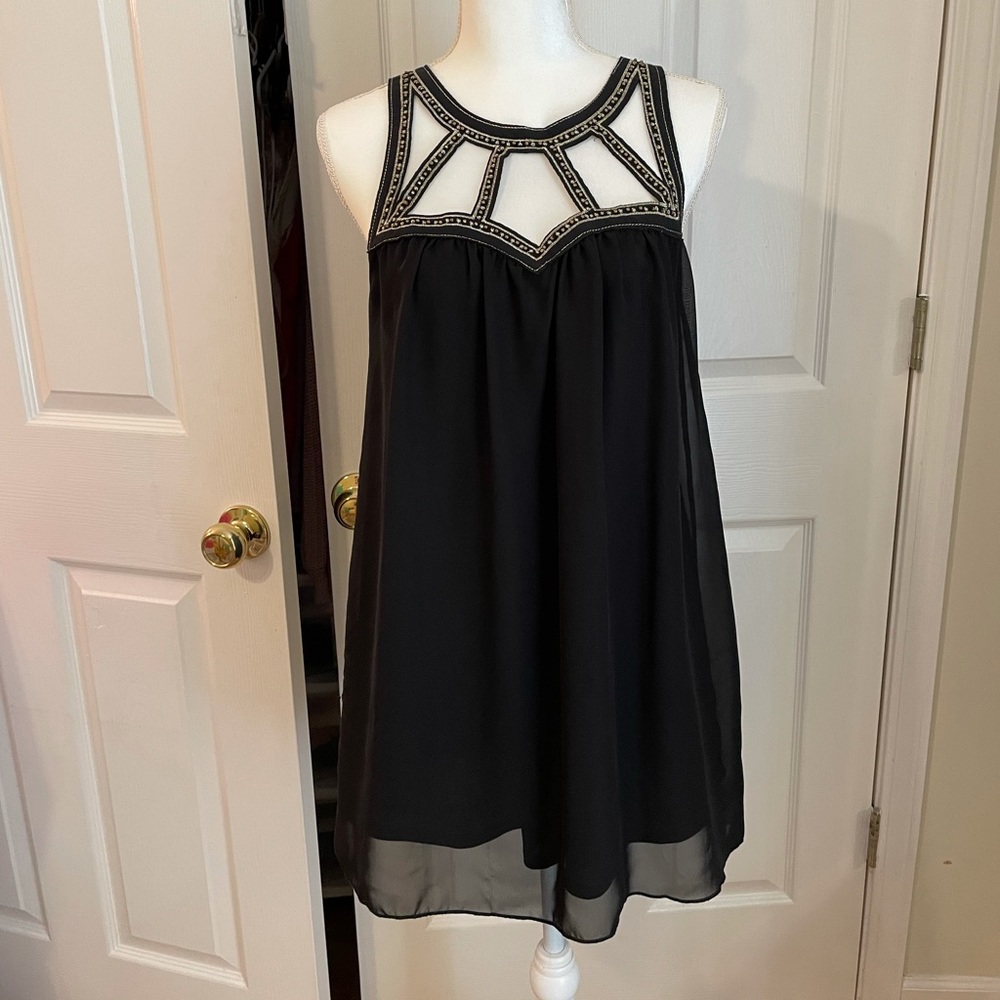 Small keyhole black and gold dress